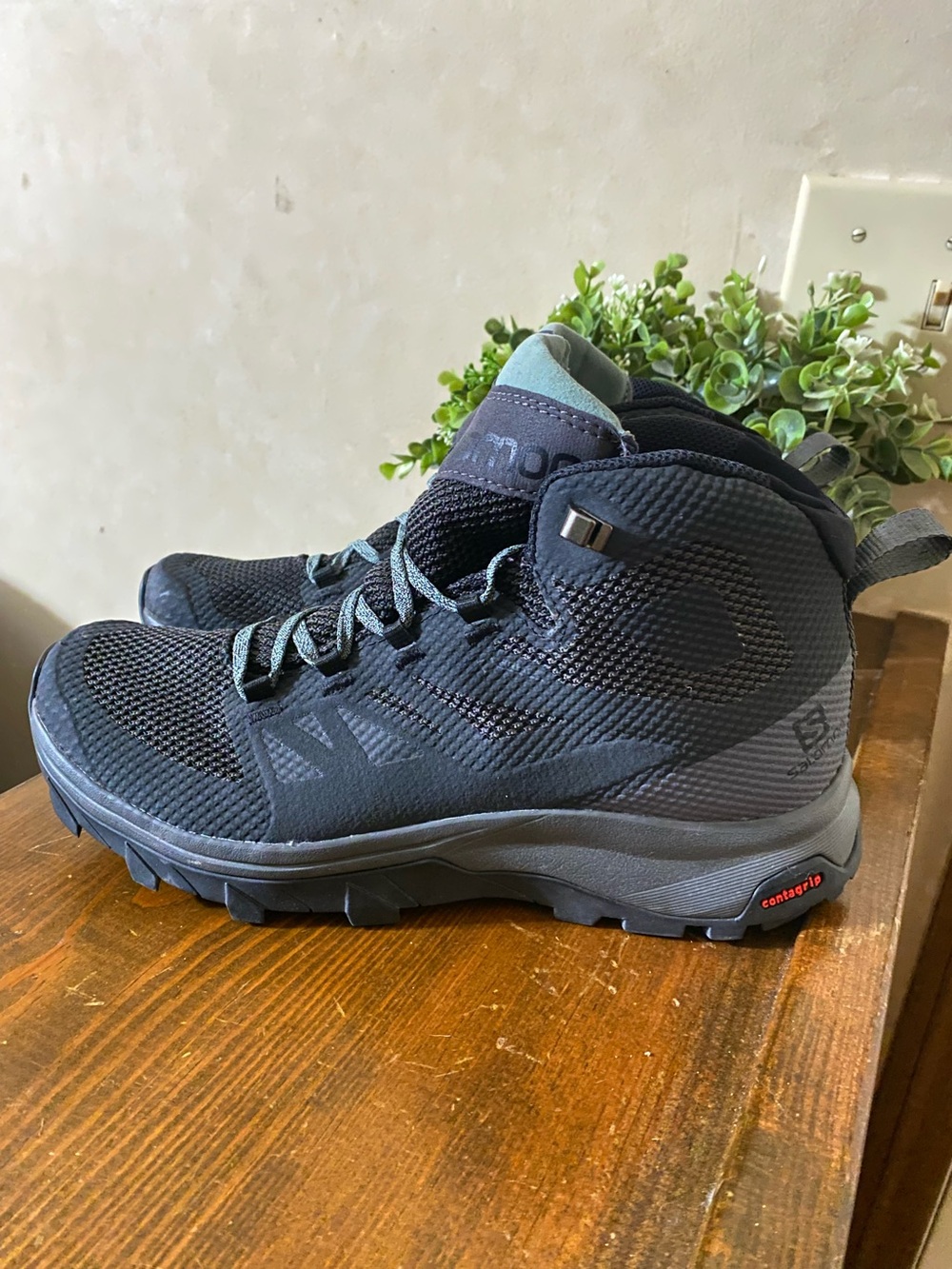 SALOMON Women's Outline Mid GTX Contagrip Hiking Boots Size 8